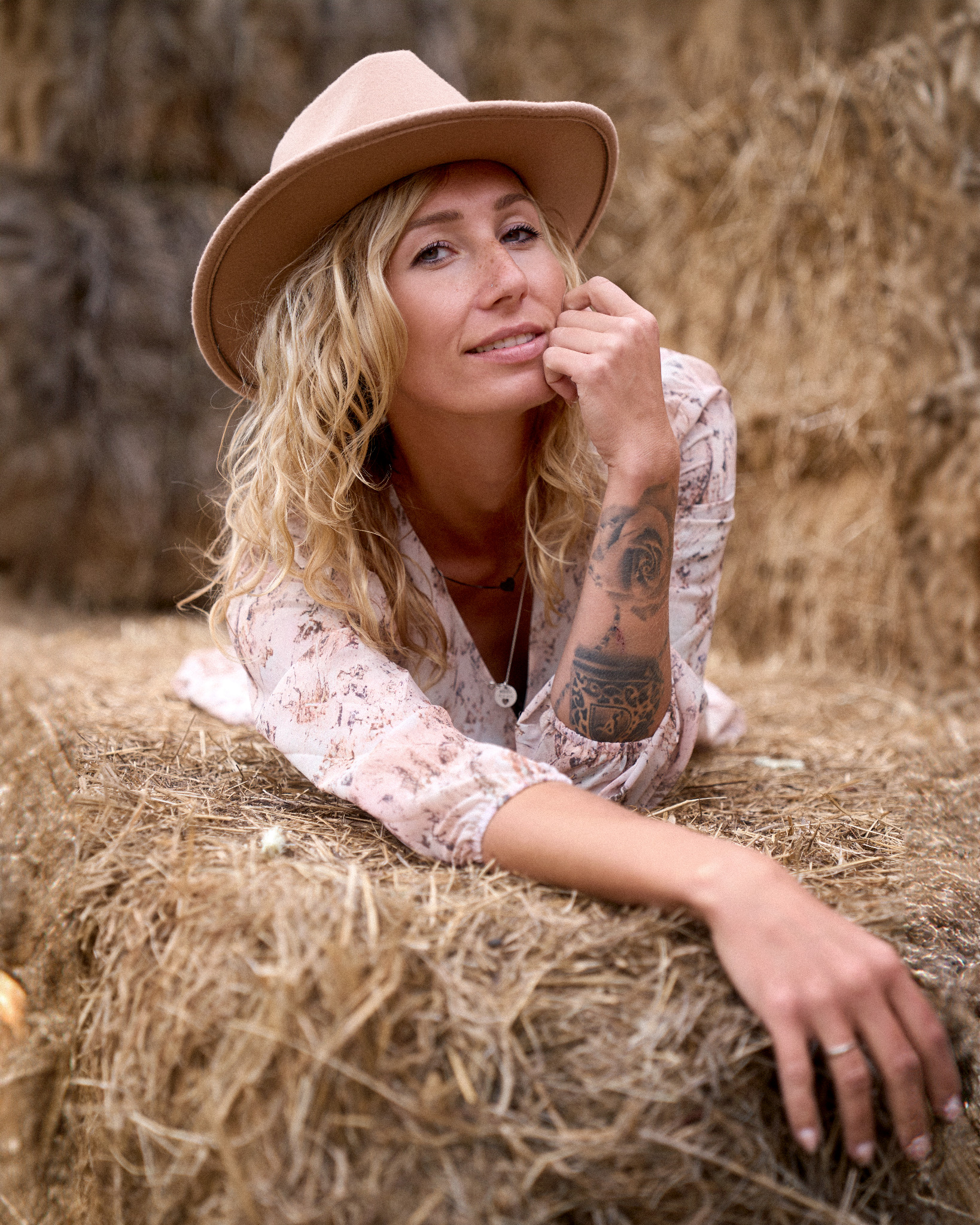 Portrait einer Frau mit Hut im Heu