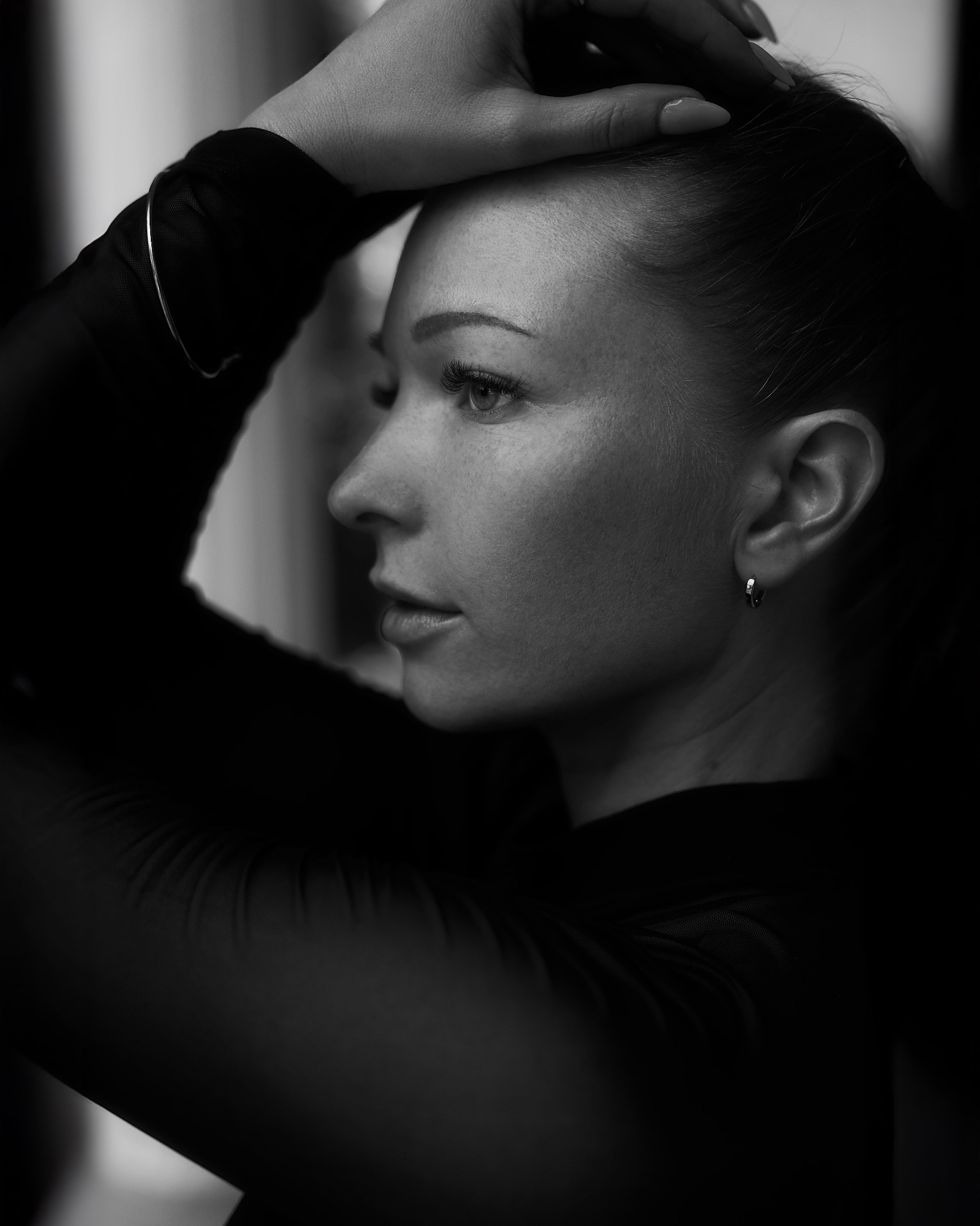 Schwarzweiß-Profilportrait einer Frau