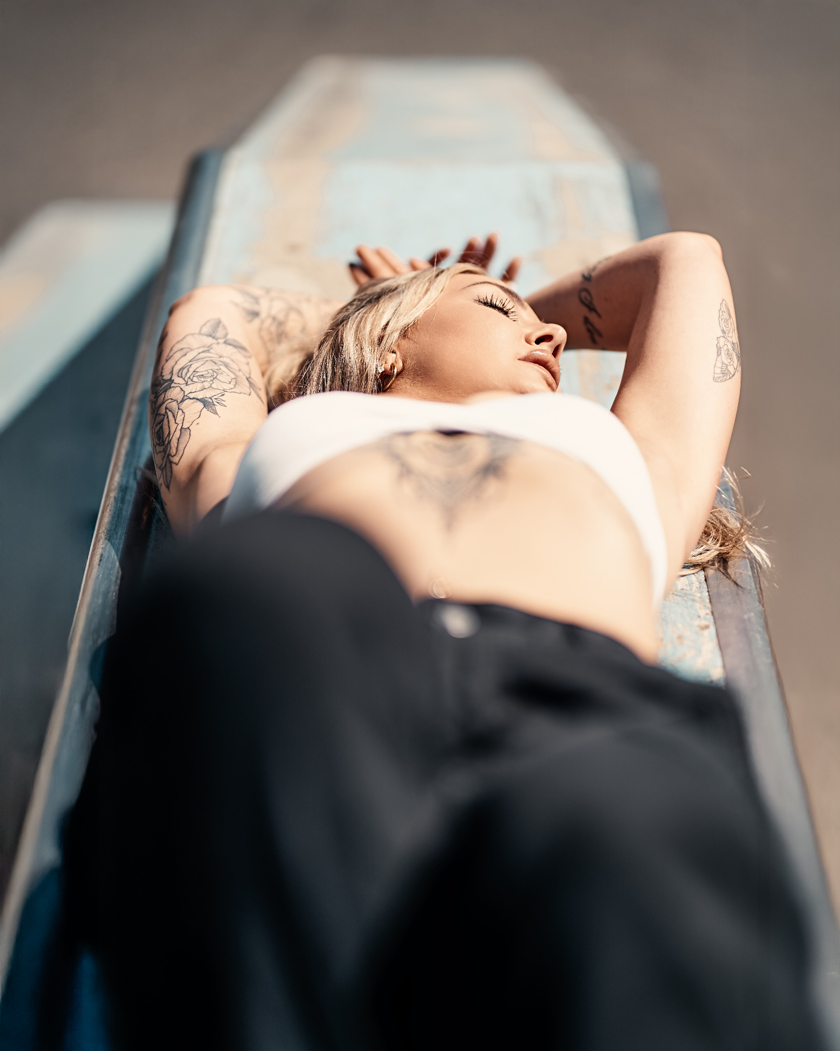 Low-Angle-Aufnahme einer Frau auf einer Skate-Rampe